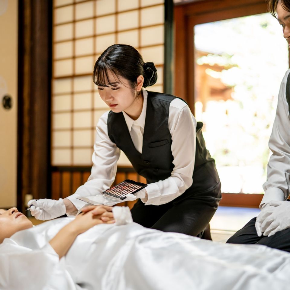 相模原市で相模原家族葬が病院から最短搬送し安置する葬儀サポートを行うスタッフ