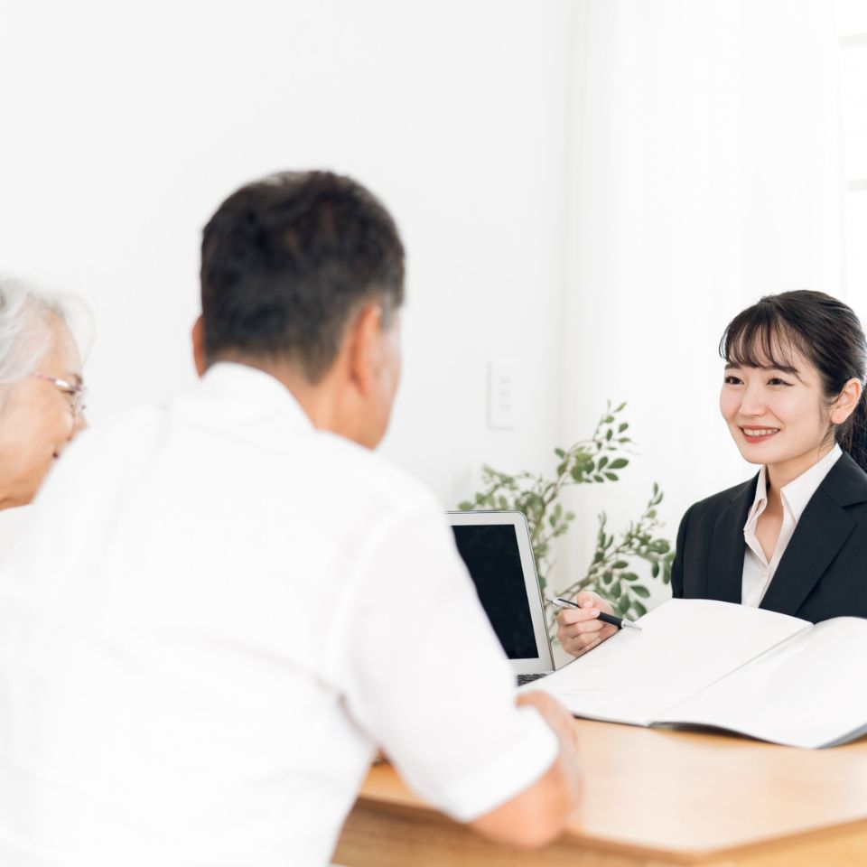 相模原家族葬が相模原市でご遺体搬送の相談を受けるスタッフの笑顔