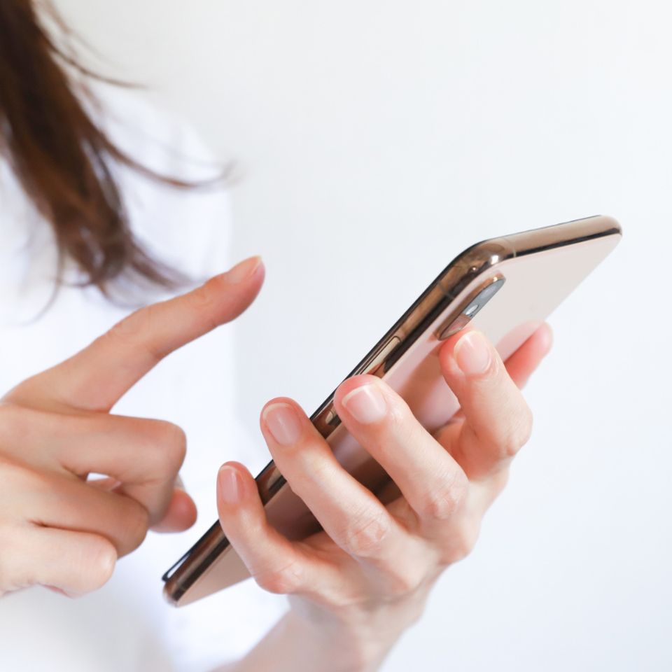 相模原家族葬が相模原市で携帯電話を手に搬送の連絡を受ける場面